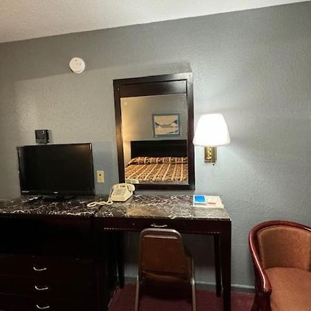 Pratt Budget Inn Екстер'єр фото